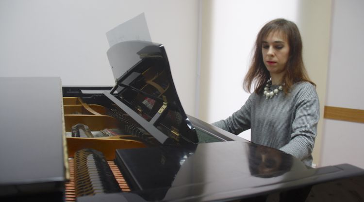 Laia Martín asseguda davant el seu piano © ACN