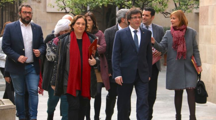 Carles Puigdemont acompanyat d'Ada Colau, Núria Parlon i Dolors Sabater © ACN