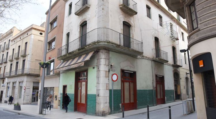L'edifici del cafè Royal situat en plena Rambla de Figueres © ACN