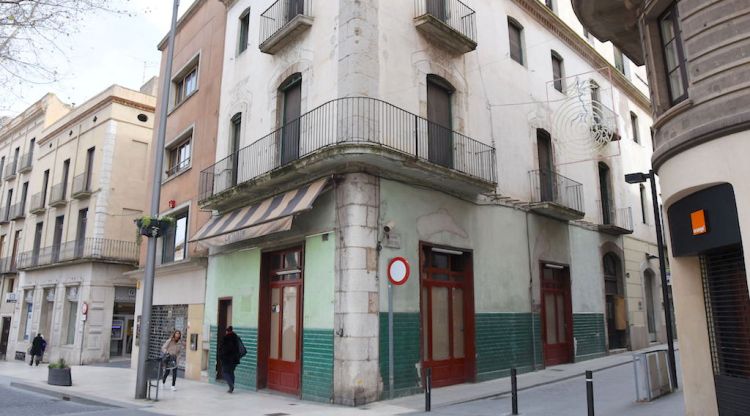 L'edifici del cafè Royal situat en plena Rambla de Figueres © ACN