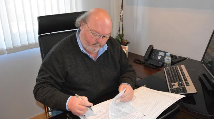 L'alcalde de Calonge, Jordi Soler, signant el decret aquest matí