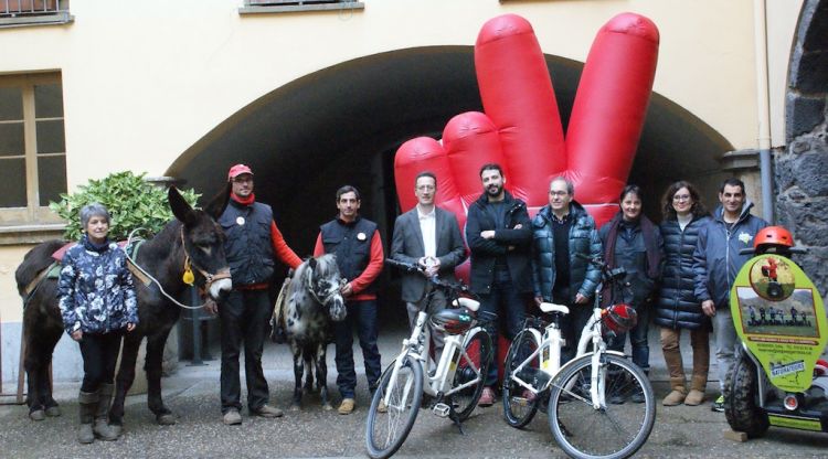 alguns dels participants a l'Olot X2 amb el regidor de Promoció de la Ciutat, Estanis Vayreda