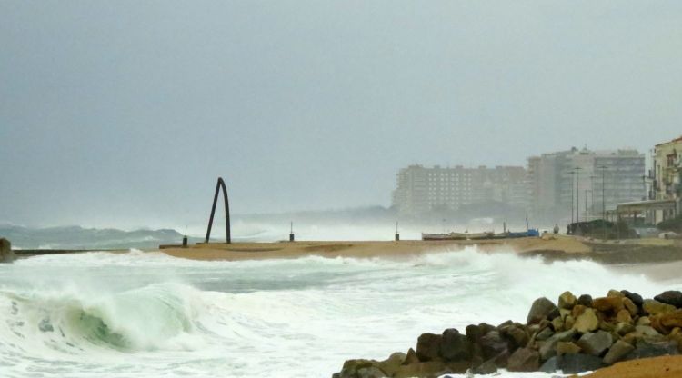 El temporal castigant la costa de Blanes, aquest matí