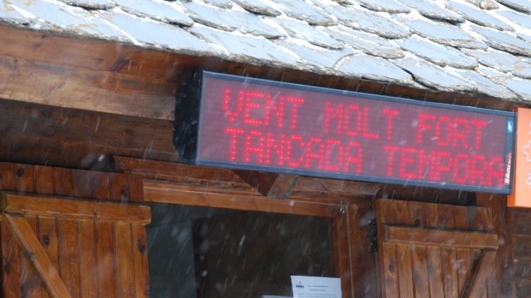 Un rètol anuncia que l'estació d'esquí està tancada pel fort vent © ACN