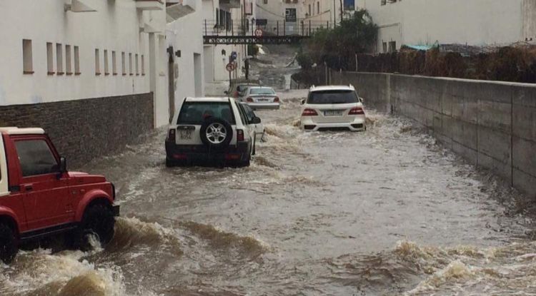 Part de la riera de Cadaqués inundada pel temporal amb vehicles circulant-hi. Pilar Rahola