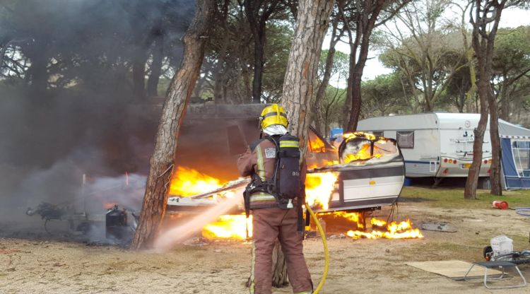 Els bombers treballant en l'extinció de les flames