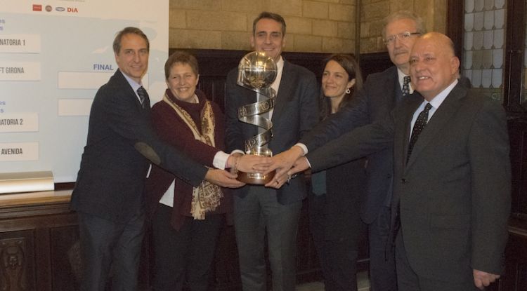 Autoritats i representants de la Federació amb la Copa de la Reina. Uni Girona