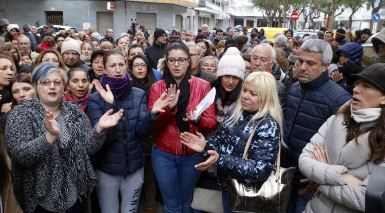 La concentració a la plaça Cáceres de Blanes, aquest matí. ACN