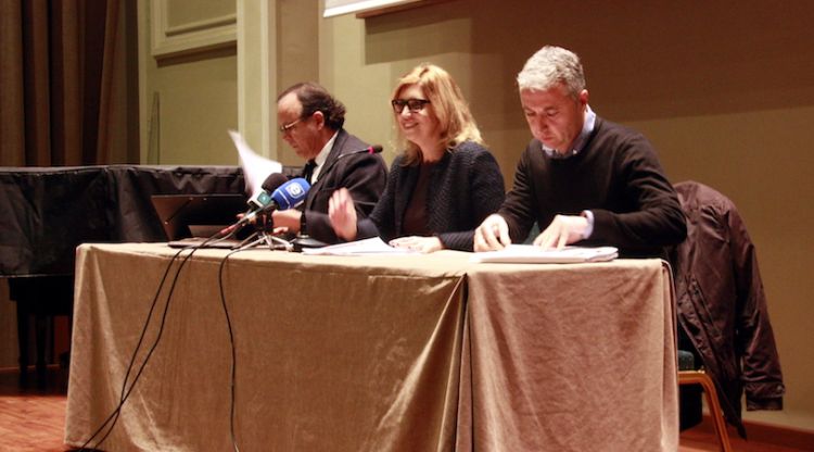 Quim Felip, Marta Felip i Jordi Cabot, durant l'acte de presentació de la proposta de recollida d'escombraries. ACN