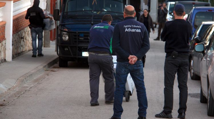 Agents de la policia estatal i del Servei de Vigilància Duanera durant l'escorcoll. ACN