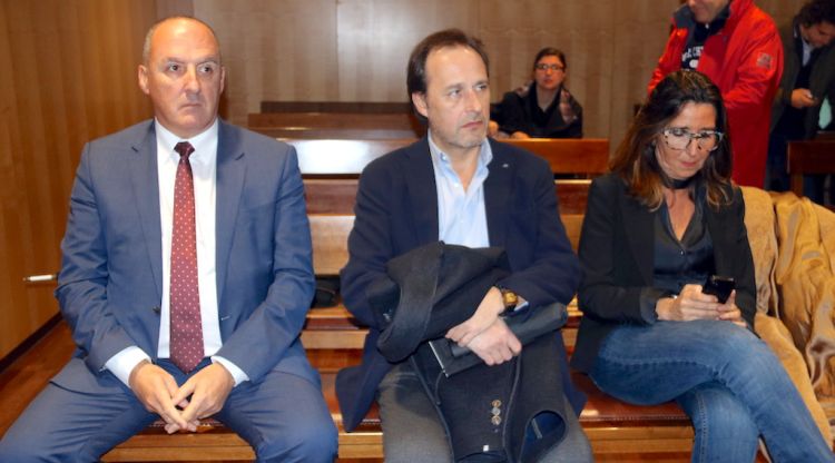 L'advocat del parc, el rector, Sergi Bonet, i la directora del complex, Anna Albart, dins la sala de vistes. ACN