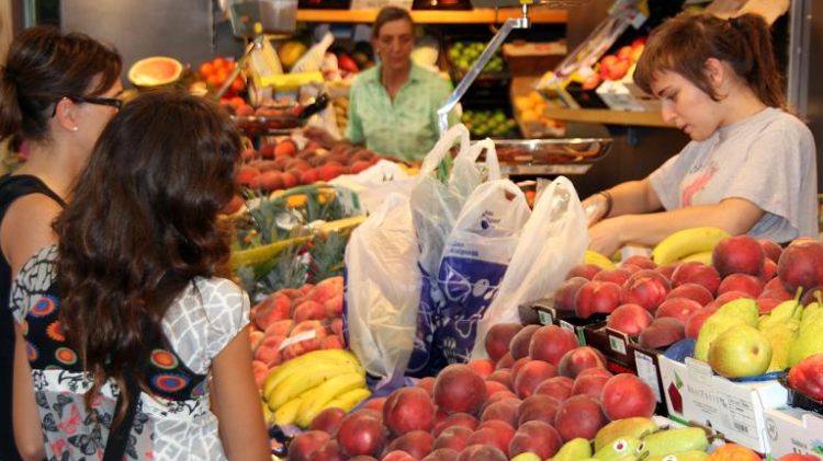 Alguns comerciants i compradors del mercat de la Plaça del Lleó de Girona © ACN