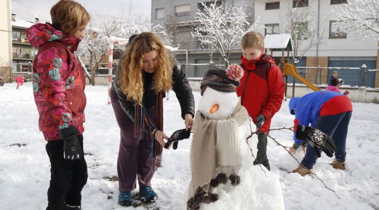 Alumnes del CEIP Pirineu de Campdevànol (Ripollès) fent un ninot de neu. ACN