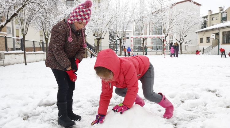 Unes nenes del CEIP Pirineu de Campdevànol (Ripollès) jugant amb la neu aquest matí. ACN