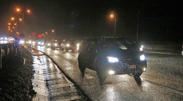 Cua de cotxes ahir a la carretera C-16 sota una intensa pluja