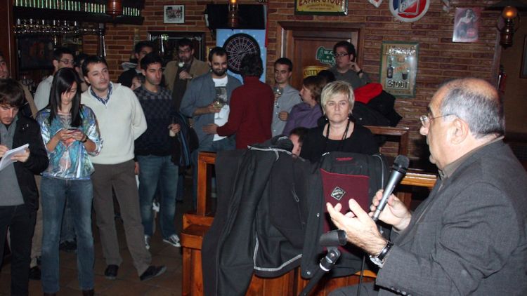 El cap de llista per Girona, Joaquim Nadal, s'ha sotmès a les preguntes d'un grup de joves en un bar de nit © ACN