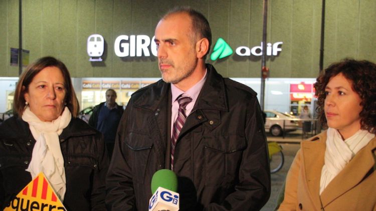 Joan Ridao, ha fet costat a la cap de llista per Girona, Carme Capdevila, en un acte davant l'estació de tren de Girona © ACN