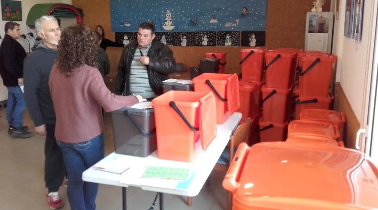 Els veïns d'Esclanyà recollint els cubells