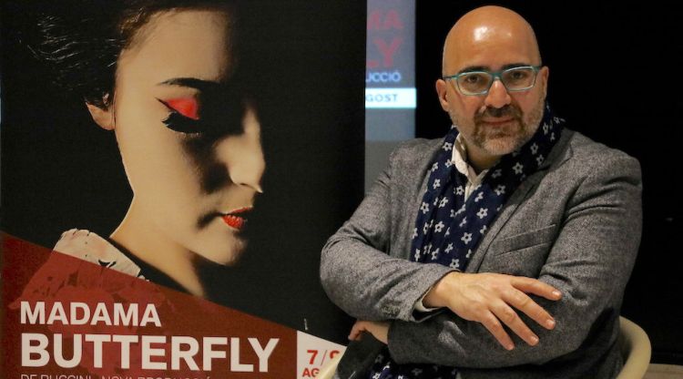 El director d'escena del 'Madama Butterfly', Joan Anton Rechi, al costat del castell de l'òpera. ACN