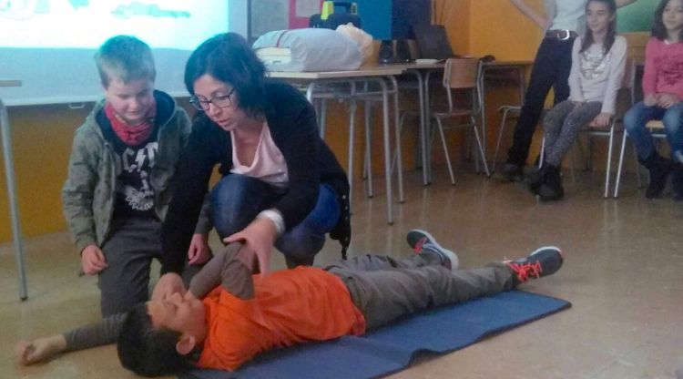 Un moment del taller de primers auxilis que s'ha fet avui  l'escola Pirineu de Campdevànol. Mireia Zarco