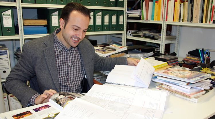El promotor del Festival i del Museu del Circ, Genís Matabosch, amb els plànols i el projecte de l'equipament. ACN