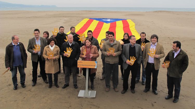 Membres d'ERC a la platja de Sant Pere Pescador amb l'estelada al darrera © AG