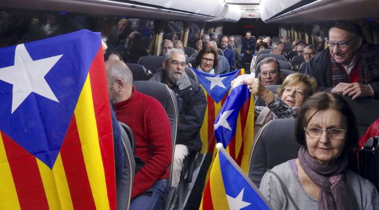 Interior d'un dels autobusos que ha sortit de Girona, aquest matí. ACN