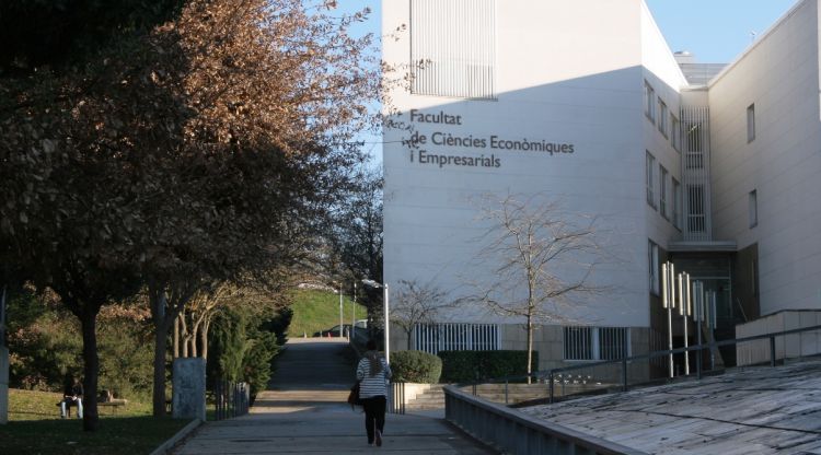 Exterior de la facultat d'Economia