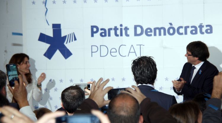 Marta Pascal i Carles Puigdemont descobreixen el nou logotip del PDeCAT. ACN