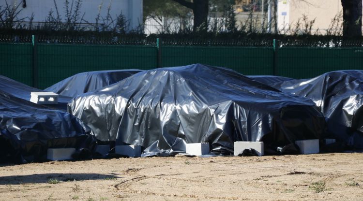 Un dels vehicles falsificats que la policia espanyola ha comissat en una nau municipal de Sils. ACN