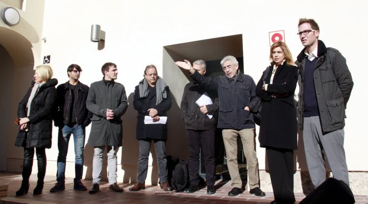 Regidors del govern i de l'oposició amb l'arquitecte, Rafael Vila -al centre- i al costat, l'alcaldessa, Marta Felip. ACN