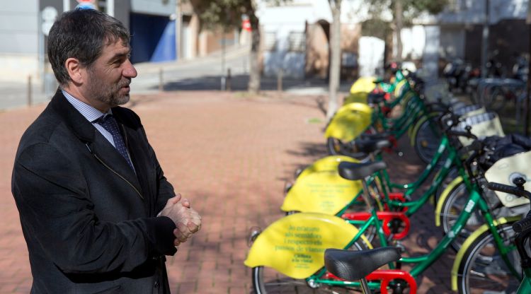 El tinent d'alcalde i regidor de Mobilitat, Joan Alcalà, davant la nova estació de la Girocleta al barri de Vista Alegre. Aj. de Girona