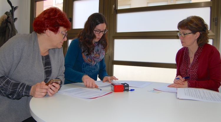 La regidora de Cultura, Eva Rigau; la presidenta de la Federació, Maria Ambròs, i la secretària de l'Ajuntament de Salt, Lourdes Palomino