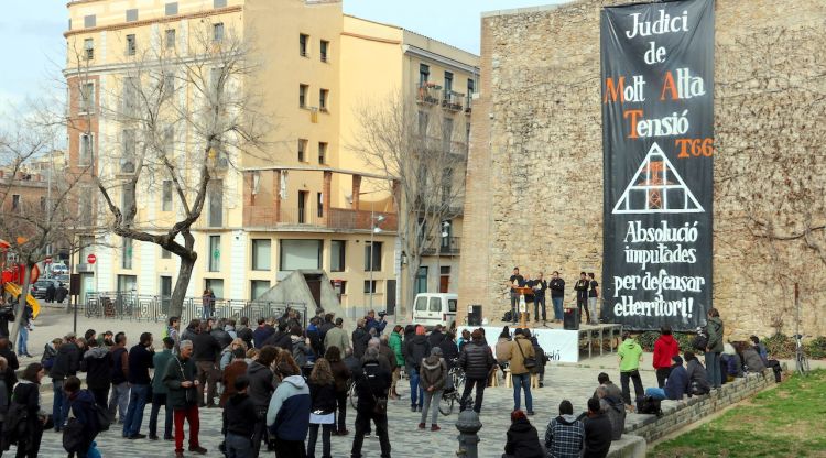 Els concentrats a la plaça de la Infància de Girona, aquest matí. ACN