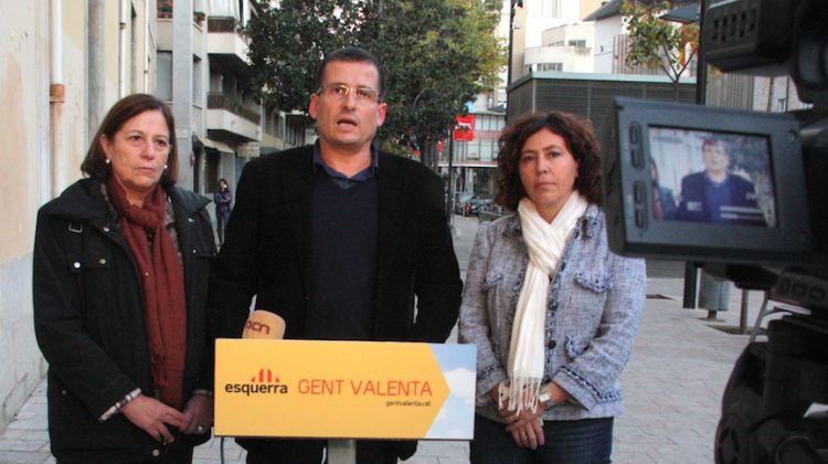 Alfons Quera, amb la cap de llista d'ERC a Girona, Carme Capdevila, i la número quatre, Cristina Alsina © ACN