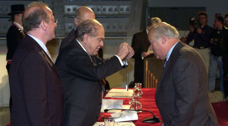 Frederic-Pau Verrié en el moment de rebre la Creu de Sant Jordi a mans de Jordi Pujol. PSC