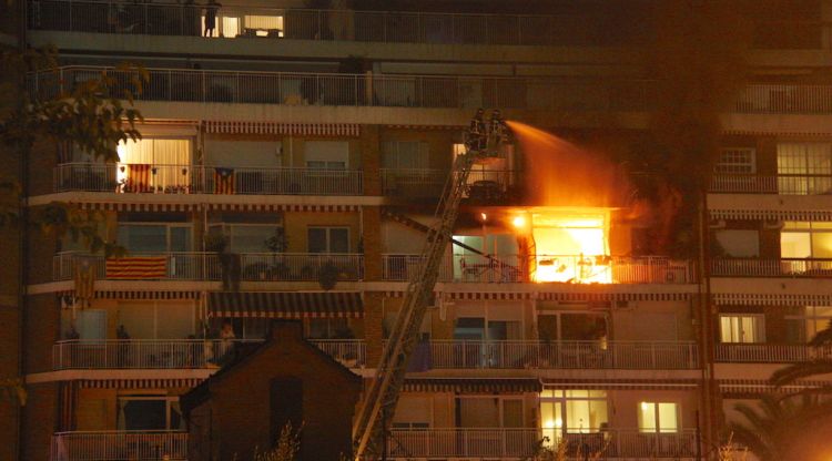 Els bombers treballen en l'extinció d'un incendi en un habitatge a Barcelona. ACN