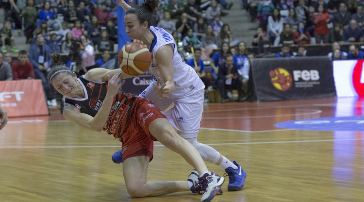 Jordana cau davant Domínguez en un moment de la final. Alberto Nevado/FEB