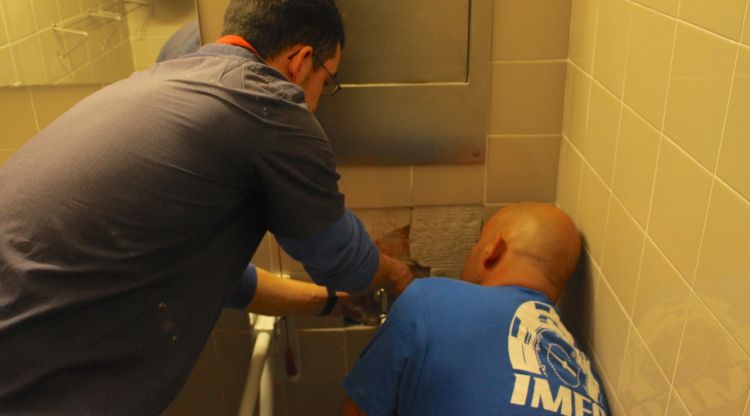 Uns operaris canviant una de les canonades de l'hospital Josep Trueta de Girona