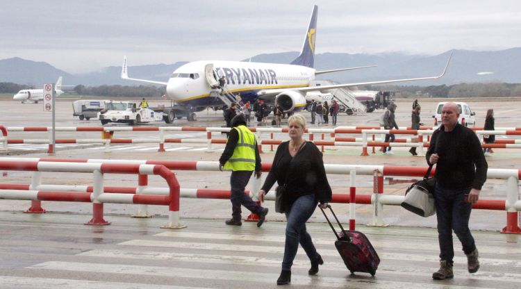 Turistes arribant a l'aeroport Girona-Costa Brava en un vol de Ryanair (arxiu). ACN