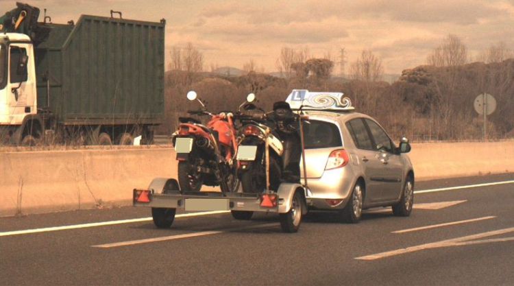 El cotxe de l'autoescola enxampat pels mossos