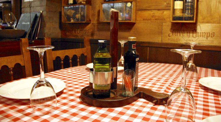 Envasos d'oli d'oliva d'un sol ús en un restaurant de Lleida. ACN