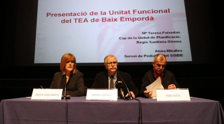 Responsables d'Afers Socials, Salut i Educació durant la presentació de la nova unitat. ACN