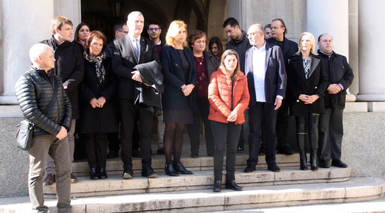 Els regidors de l'Ajuntament de la Figueres i -a primera línia- familiars d'una de les víctimes. ACN