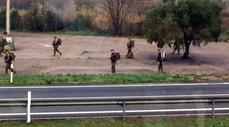 Els soldats a l'entrada de Llançà ahir al matí