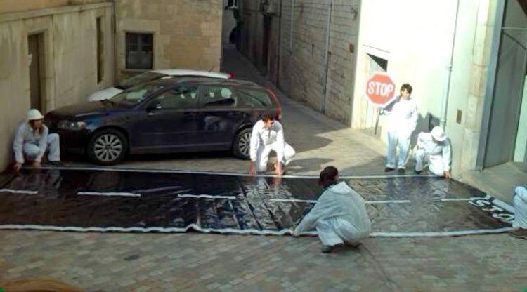 Els activistes d'IAEDEN en el moment de desplegar la pancarta just davant de l'edifici de la Diputació