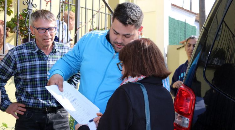 Una veïna de Torre Gironella signa acompanyada per Juan Amador. ACN