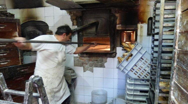 Un panader treballant al seu forn, a Bolvir de Cerdanya. Joan Grífols
