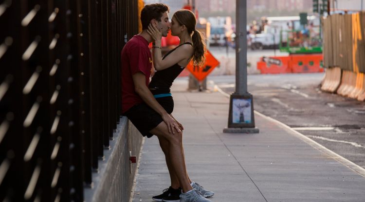Una parella demostrant el seu amor al carrer. Adrian Cabrero