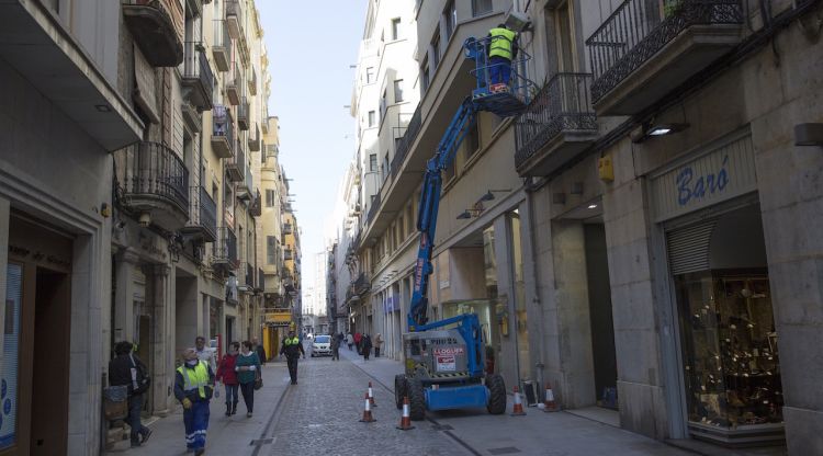 Operaris municipals instal·lant llums LED al carrer nou de Girona (arxiu). Aj. de Girona